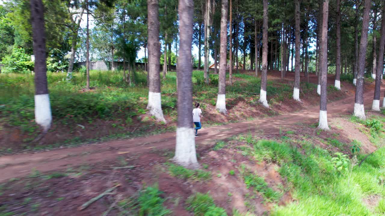 숲길을 달리는 젊은 여자