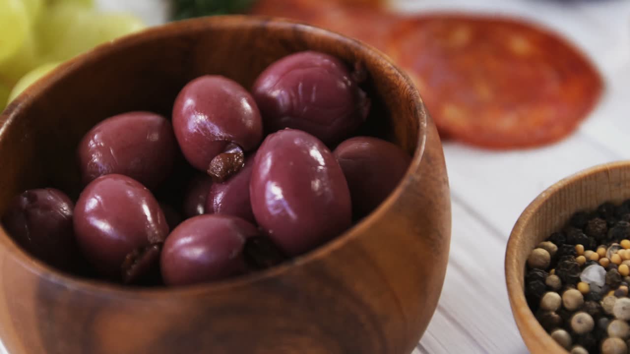 uvas, aceitunas rojas, especias y carne