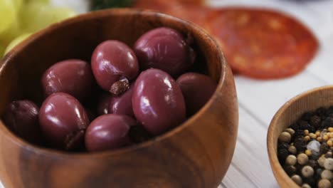 Weintrauben,-Rote-Oliven,-Gewürze-Und-Fleisch