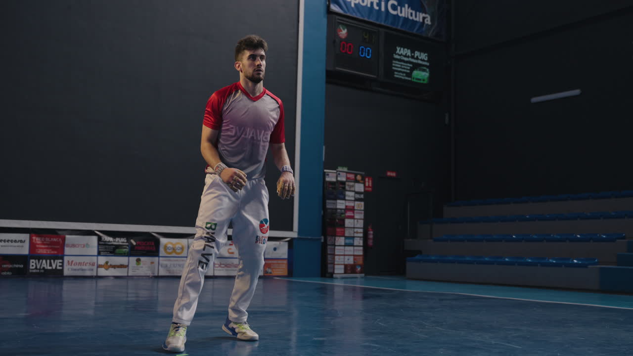 jugador de pilota valenciana golpeando un voleo de mano de conducción