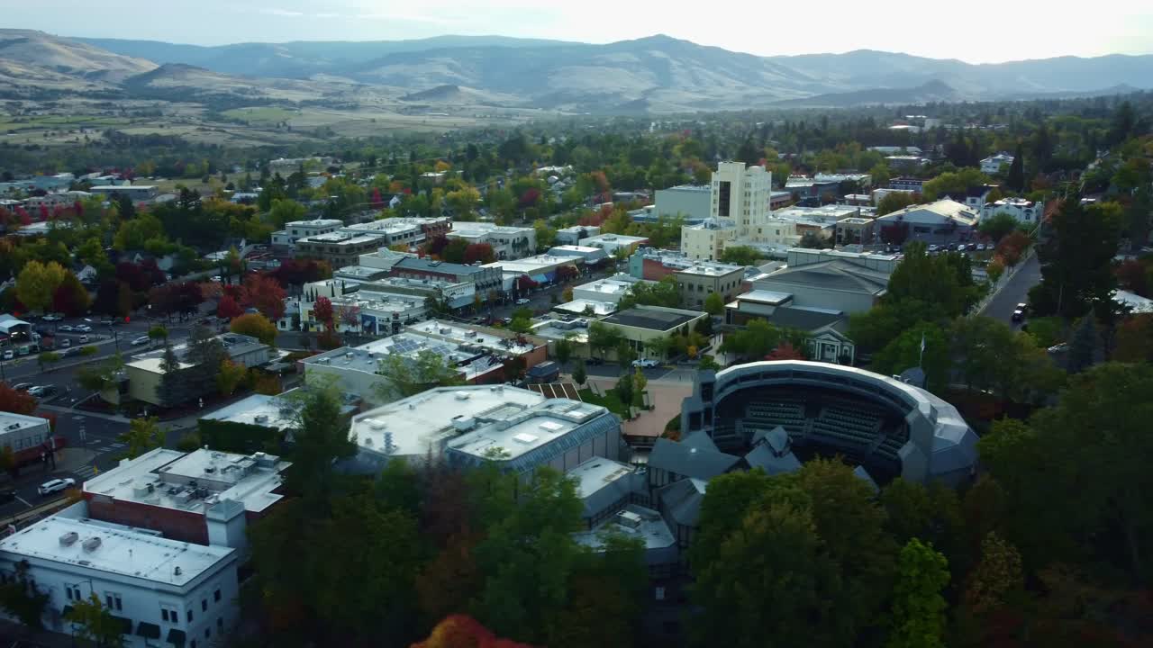 미국, 오레곤, 애쉬랜드 - 시내에서 드론 촬영
