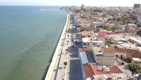 drone volando bajo sobre edificios antiguos en la calle mackenzie en la hermosa costa, ciudad de larnaca, chipre