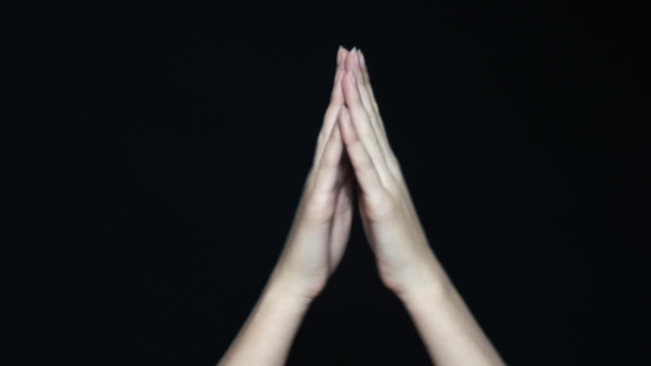 기도하는 손으로