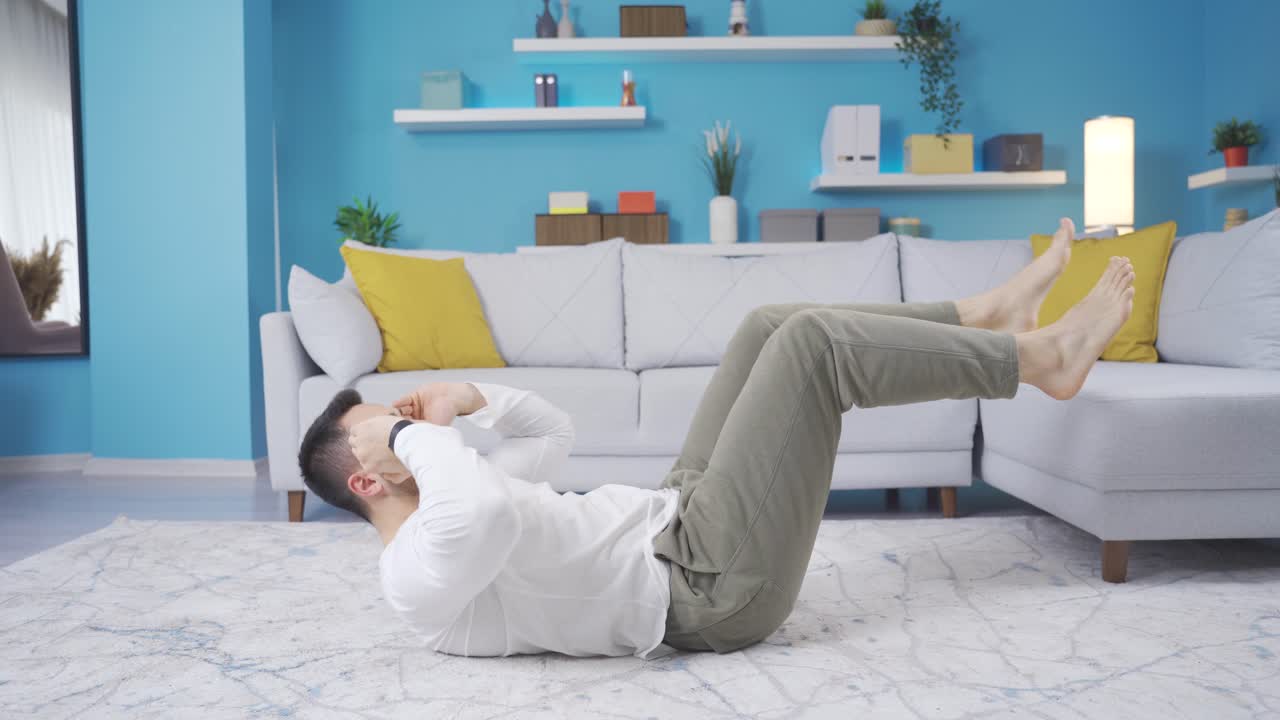 피트니스 코치가 복근을 끌기 위해 크런치 트위스트를 보여줍니다.