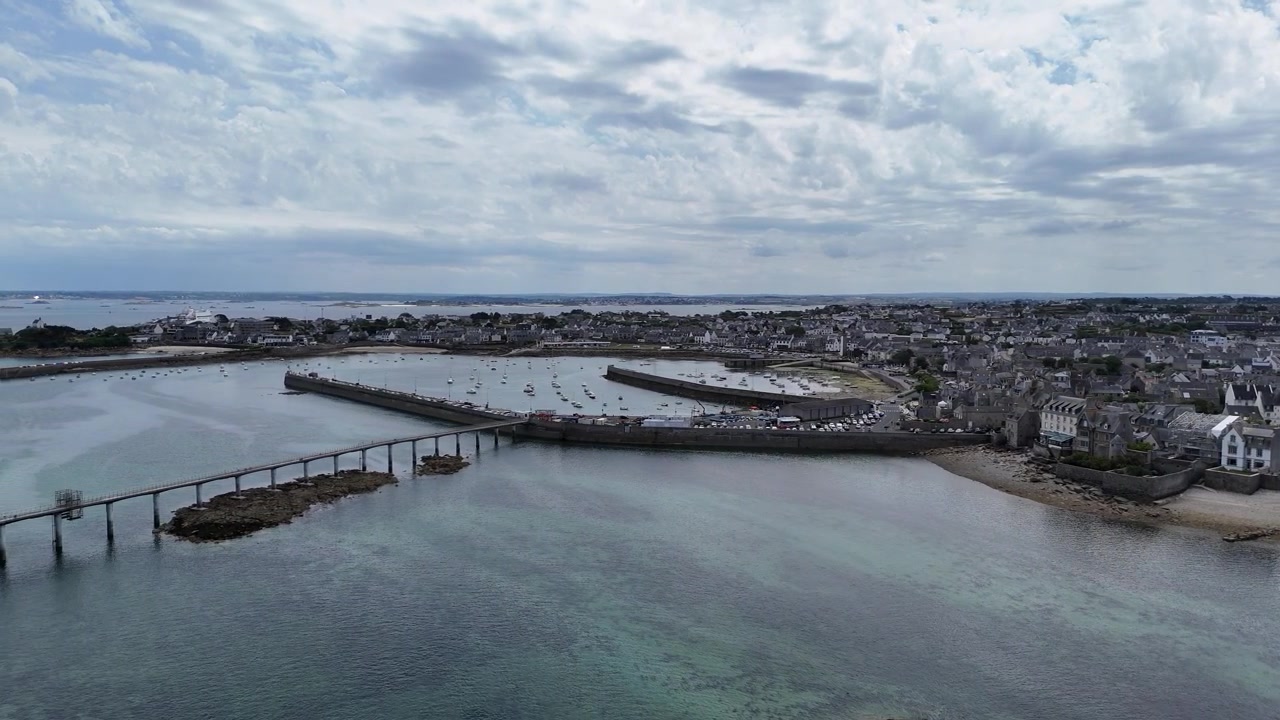 Roscoff, Bretagne, Ranska, satama- ja kaupunkinäkymä ilmasta