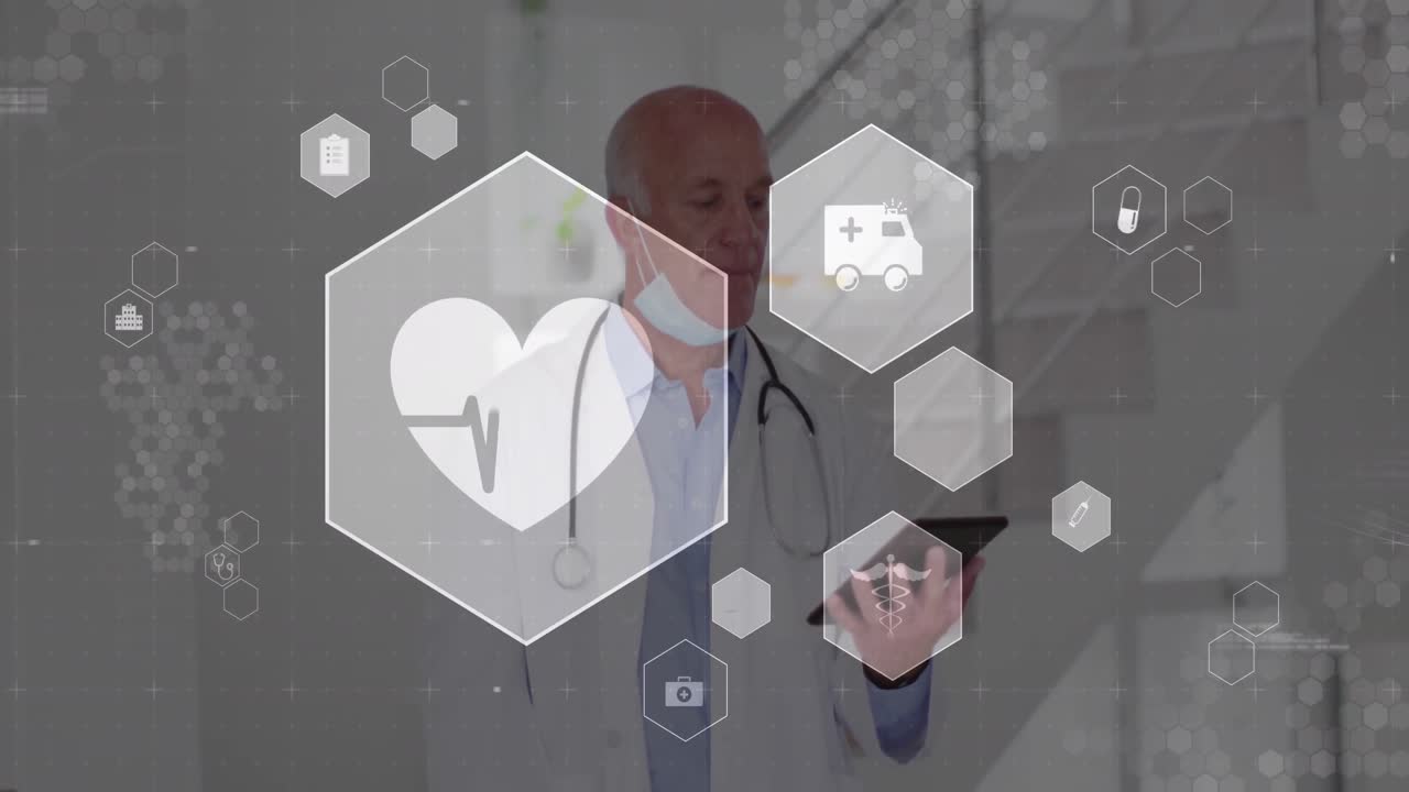 병원에서 디지털 태블릿을 보는 고위 백인 남성 의사 위에 여러 아이콘의 애니메이션