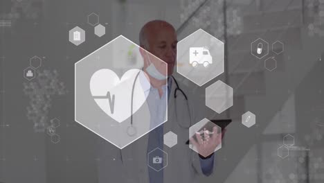 animación de múltiples iconos sobre un médico caucásico de alto rango que mira una tableta digital en el hospital