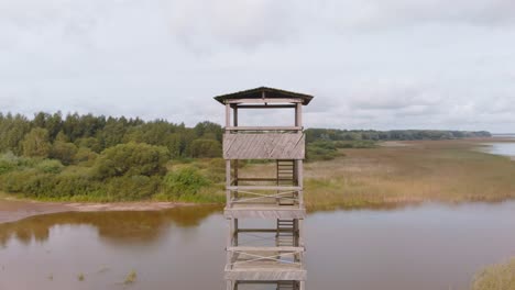 Luftdrohnenaufnahme-Der-Nordeuropäischen-Landschaft,-Vortsjarv-See-Mit-Aussichtsturm,-Kreisschwenk,-Tag