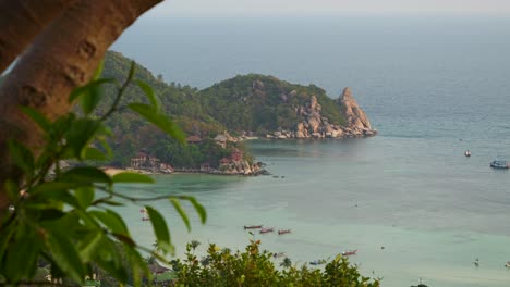 Impresionante-Vista-Panorámica-Tropical-En-Lo-Alto-De-Una-Isla-Tropical-Con-Océano