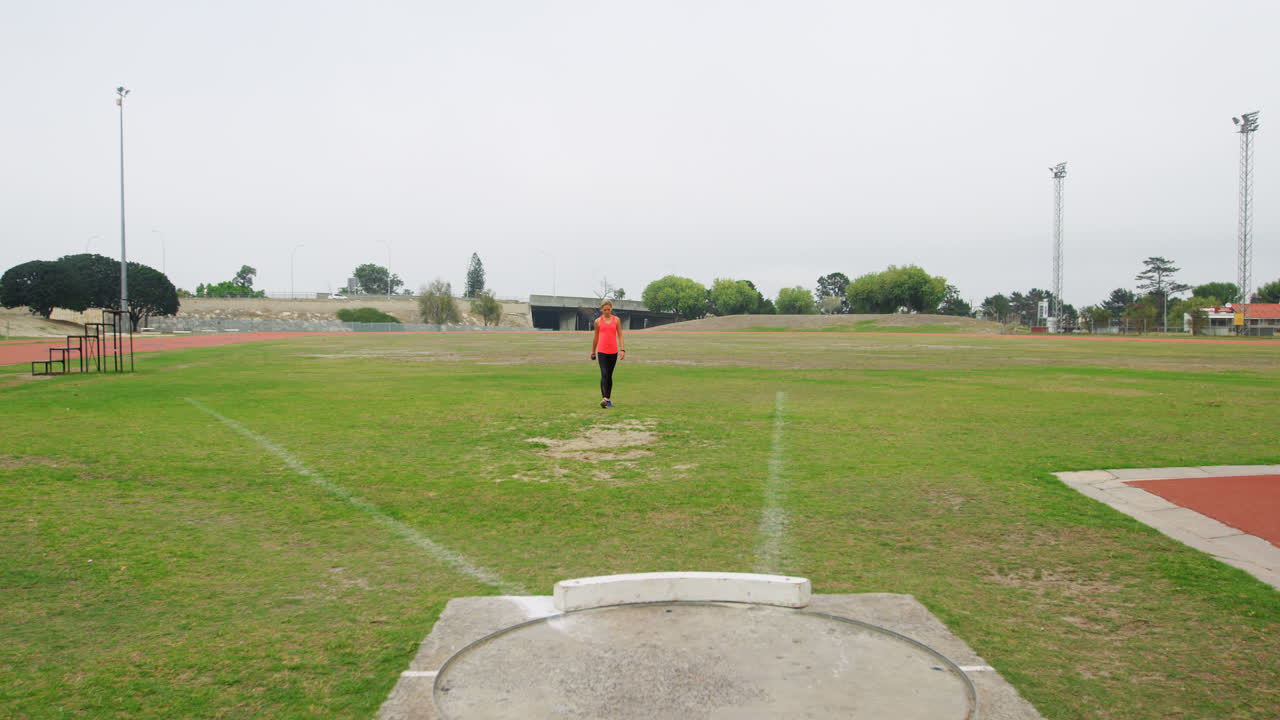 atleta caucásica caminando en el campo deportivo en un lugar deportivo 4k