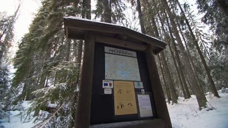 Pirunkirkko-Großes-Waldschild-Im-Winter