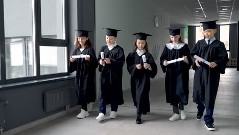 Estudiante-Con-Su-Madre-Caminando-Por-El-Pasillo