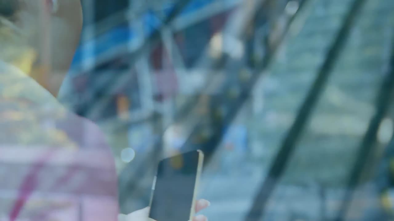 도시 풍경 위에서 스마트폰을 사용하는 여성의 애니메이션