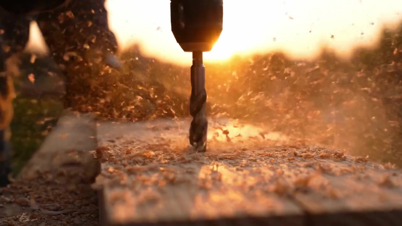 Ein Handwerker bei der Arbeit: Die Essenz der Holzbearbeitung mit einem Bohrer kurz vor Sonnenuntergang einfangen, was Präzision, Geschick und die Schönheit des Handwerks zeigt