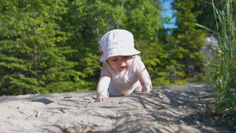 Pequeño-Y-Lindo-Bebé-Gateando-Y-Jugando-En-La-Arena-Al-Aire-Libre