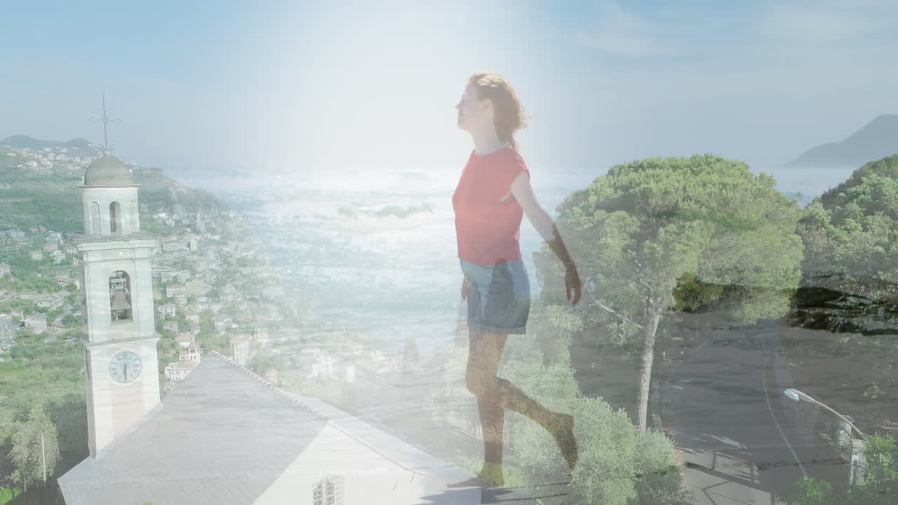 자연 속에서  ⁇ 고 있는 백인 여성 위에 있는 불빛의 비디오