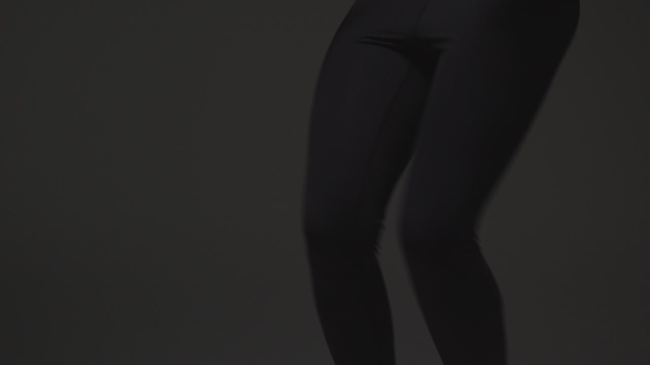 foto de estúdio de mulher vestindo roupas de ginástica se exercitando correndo no local