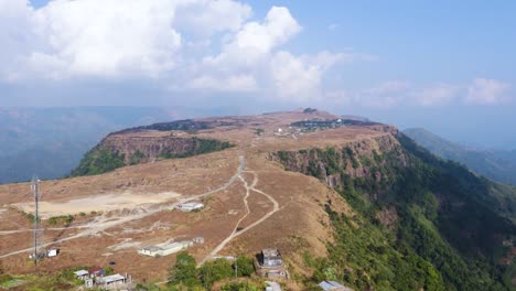 Kleines,-Abgelegenes-Dorf-Auf-Einem-Flachen-Bett-Auf-Der-Bergspitze-Mit-Hellem-Himmel-Am-Morgen-Aus-Einem-Video-Aus-Dem-Oberen-Winkel,-Das-In-Nongnah-Meghalaya,-Indien,-Aufgenommen-Wurde