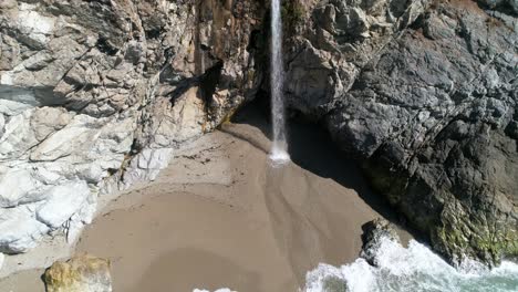 Vista-Aérea-De-La-Caída-De-Agua-Mcway-Falls-Julia-Pfeiffer-Burns-Park-Big-Sur-California