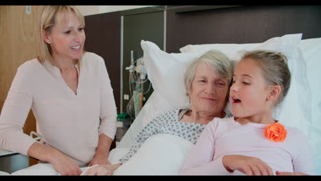 la nieta visitando a la abuela en la cama del hospital
