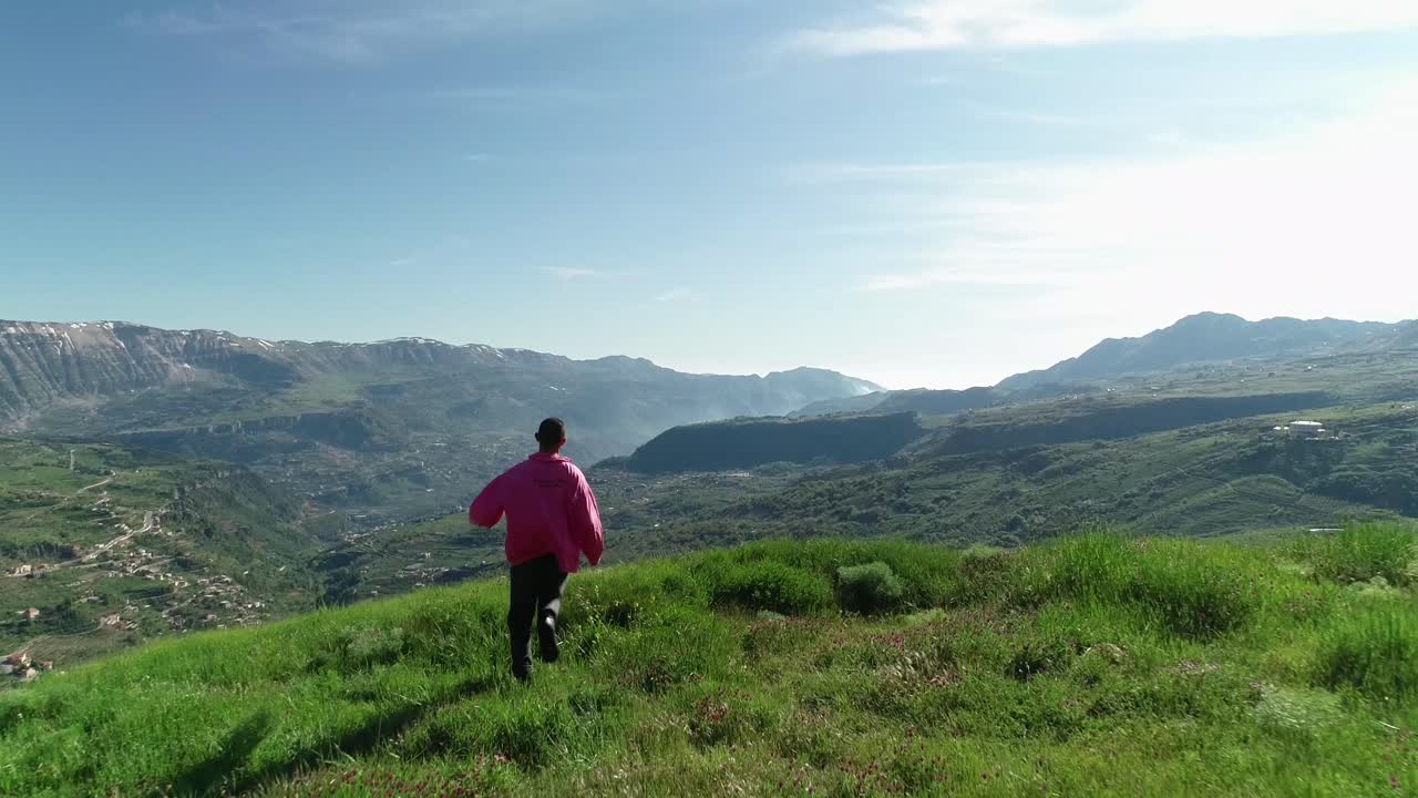 젊은 백인 남자는 개, 공중 비행과 함께 산의 가장자리를 향해 실행