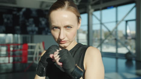 entrenamiento de boxeo femenino en el gimnasio