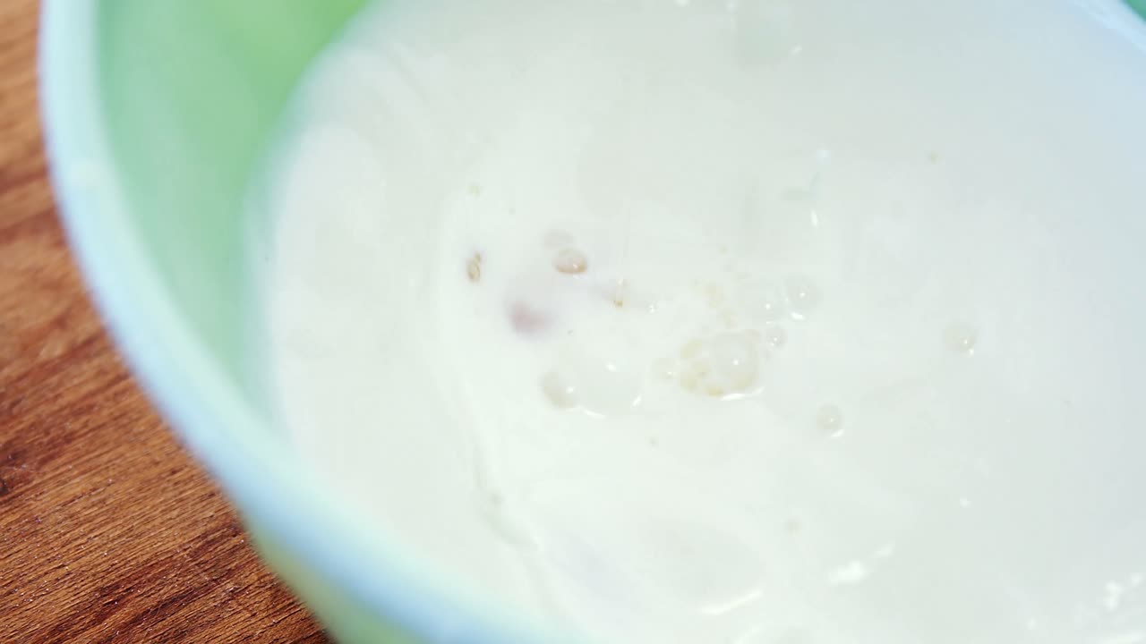 masa de galletas crudas en tazón y plástico 4k