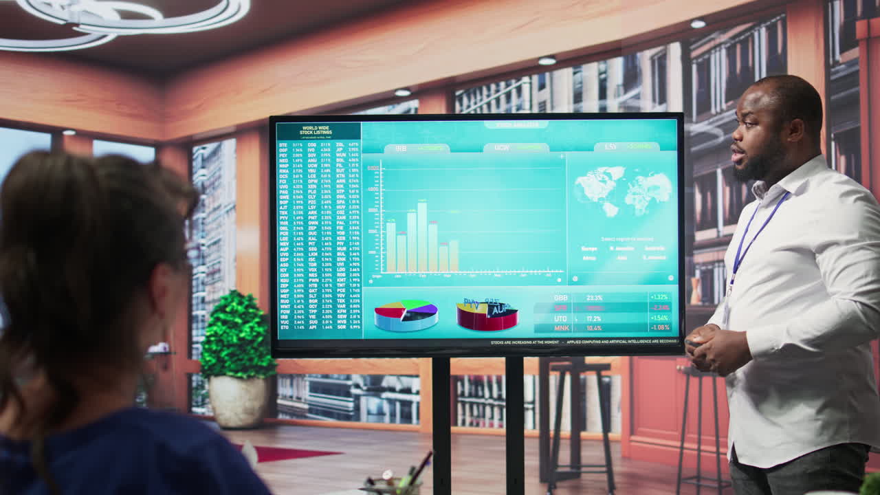 experto en planificación financiera que destaca los términos del contrato para una jubilación detallada