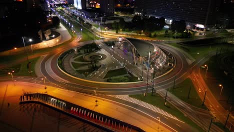 Vista-Aérea-Del-Paisaje-Urbano-Nocturno-Con-Calles-Iluminadas-De-La-Ciudad-De-Katowice.