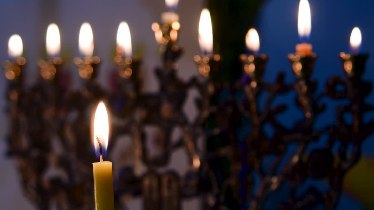 video de cerca de 4k de la menorá judía encendida con las ocho velas durante la festividad de hannukah - israel