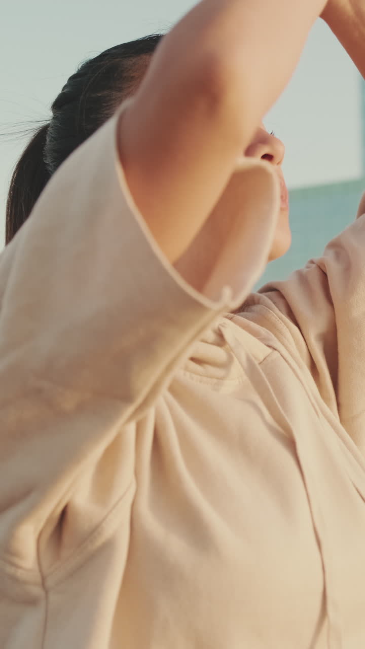 야외에서 스트레칭하는 여자