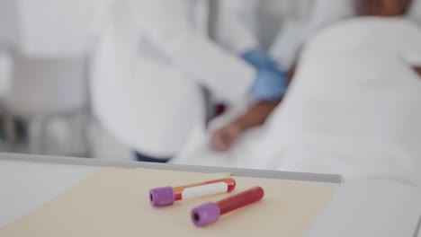 muestras de sangre y diversas mujeres doctoras hablando con pacientes mayores en la cama, cámara lenta