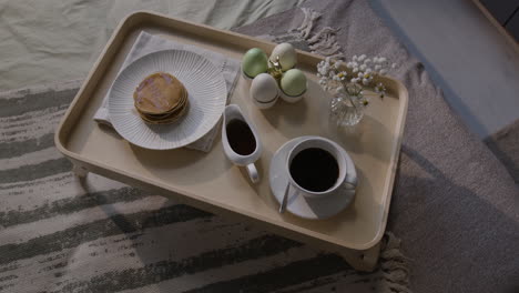 desayuno en la cama con huevos de pascua