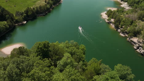 vista aérea del agua del lago hogscald en el lago beaver con muchos barcos a motor