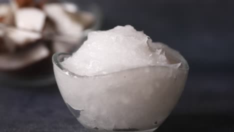 aceite de coco en un tazón de vidrio