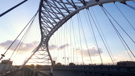 Gebundene-Bogenbrücke-Namens-Ponte-Settimia-Spizzichino-Im-Römischen-Viertel-Garbatella,-Kippbewegung-Nach-Unten