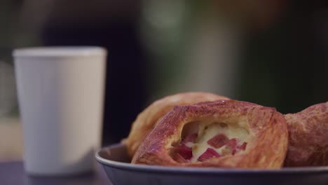 dulces de panadería y café sentados en la mesa del café