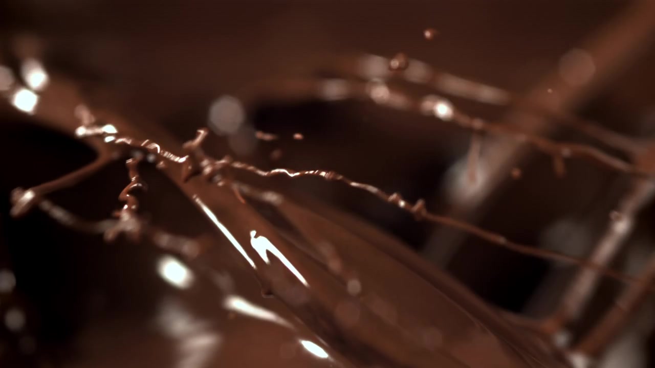 Cioccolato fuso denso che cola al rallentatore