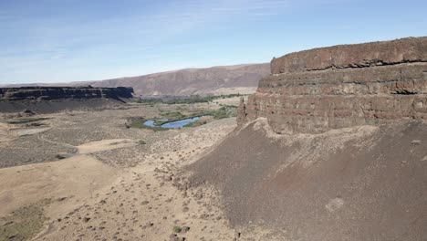 Fpv-Aéreo-De-Una-Enorme-Colina-Y-Un-Extenso-Cañón-Del-Desierto,-Dry-Lake-Falls,-Washington