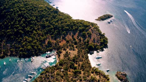 Drone-Aéreo-Volando-Sobre-El-Mar-Mediterráneo-Con-Veleros,-Yates-En-La-Laguna-De-La-Bahía