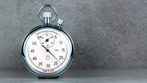 cronómetro o reloj de situación en fondo gris vacío para temas de cuenta atrás y cronometraje