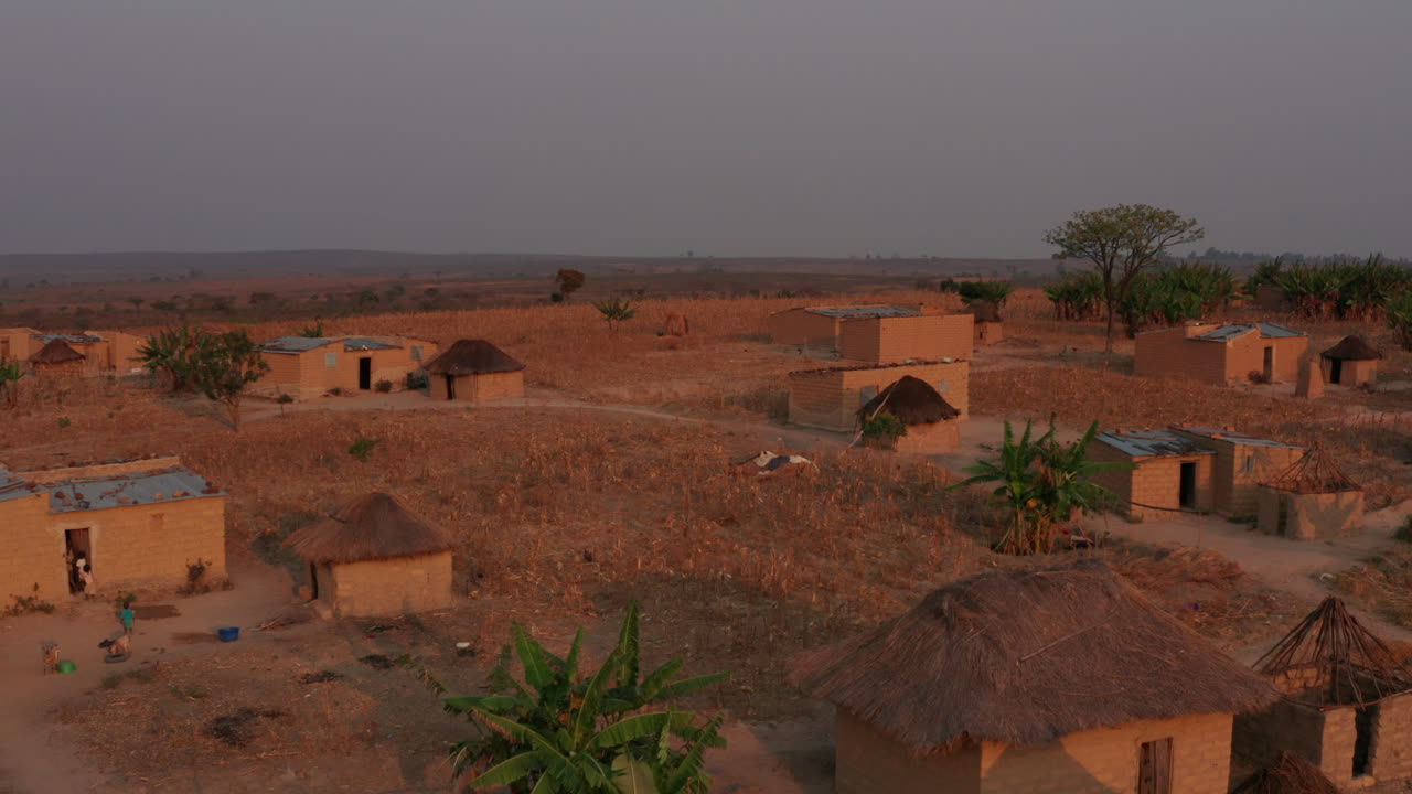 viajando frente en un pequeño pueblo africano, angola 9