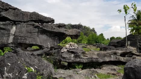 formaciones rocosas únicas que solían estar bajo el agua en rammang-rammang, makassar, indonesia
