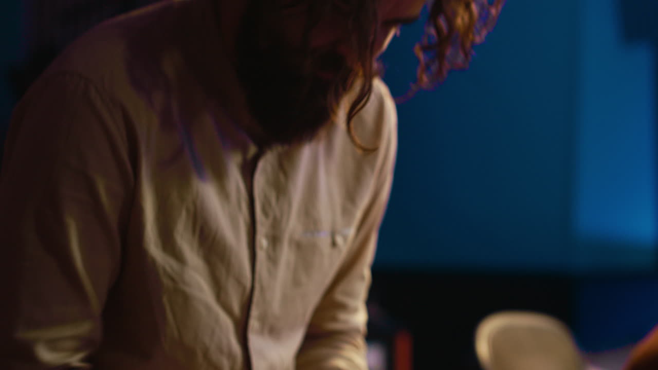 músico compositor tocando el sintetizador de controlador midi en un estudio profesional