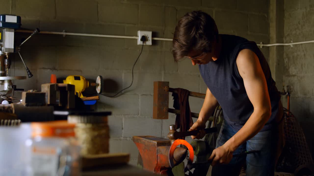 metalúrgica moldeando herradura en la fábrica 4k