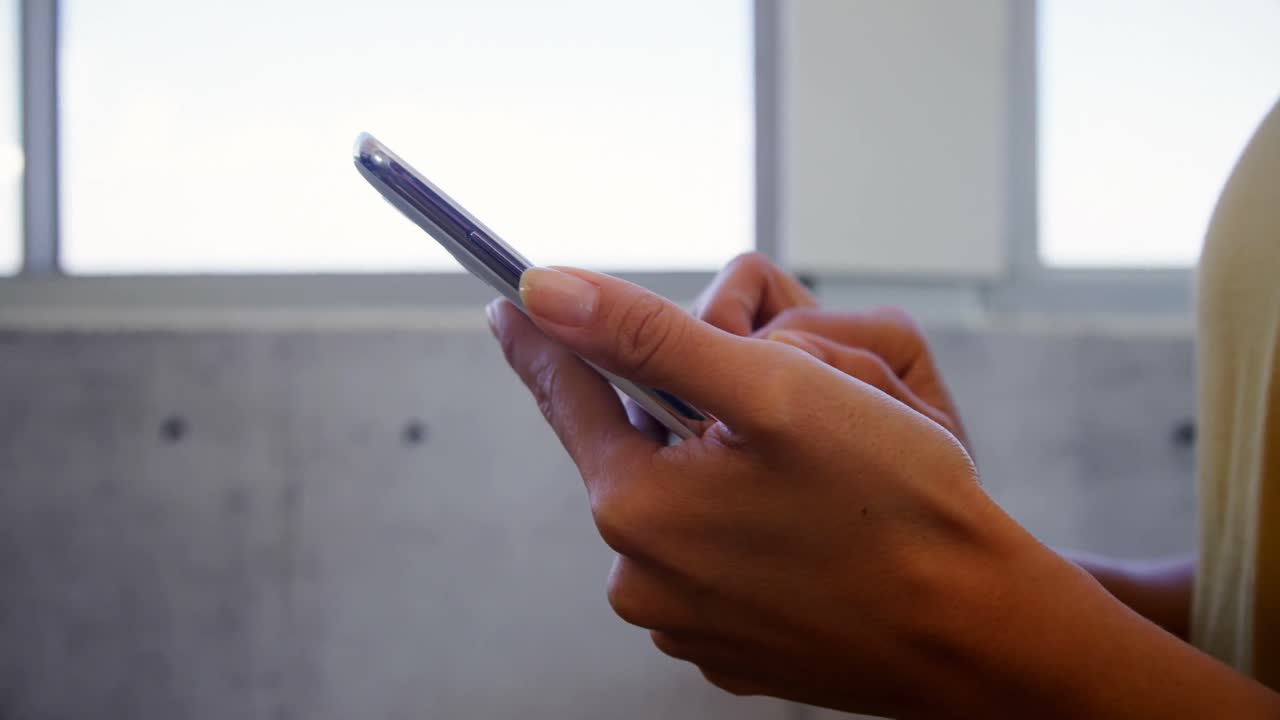 ejecutivo que usa teléfono móvil en la oficina