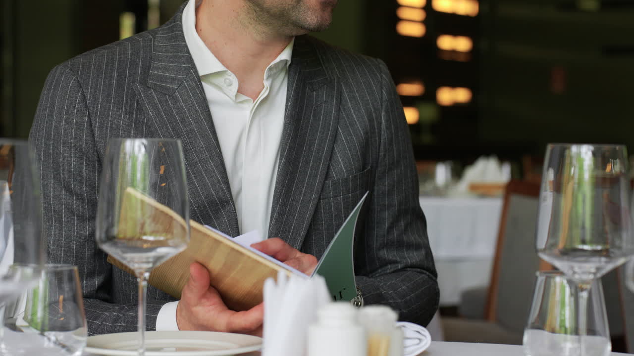 럭셔리 레스토랑에 앉아 있는 남자