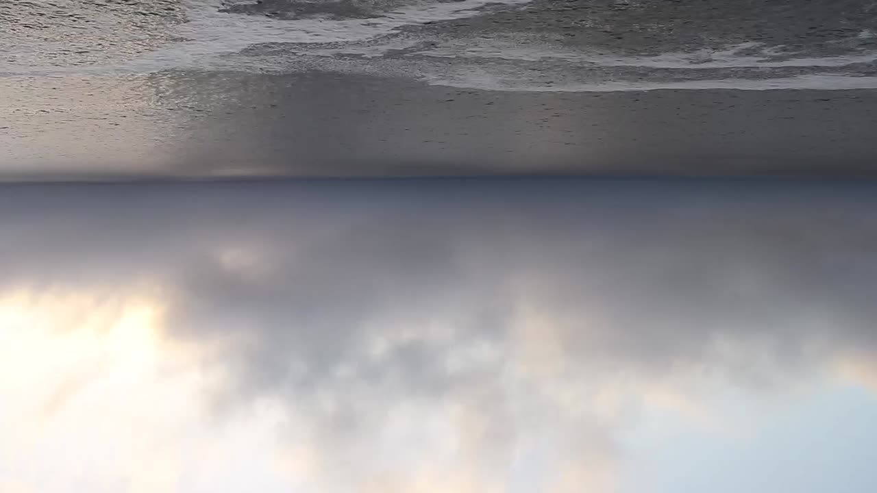 바다를 가로질러 굴러가는 구름의 타임스 (time-lapse of clouds rolling over the ocean) 가 뒤집혔다.