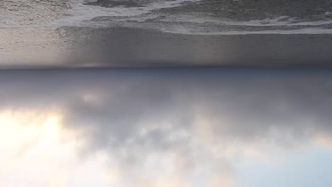 Time-lapse-De-Nubes-Rodando-Sobre-El-Océano-Volteado