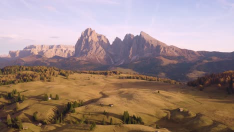 pintoresco paisaje italiano de dolomitas durante el atardecer de otoño